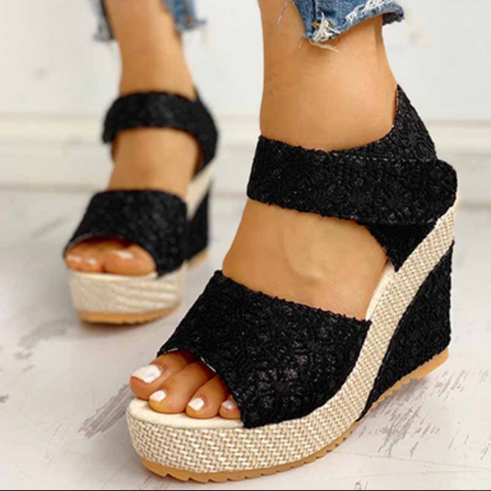 Women wedge heel sandal. Black m/tan Size 8